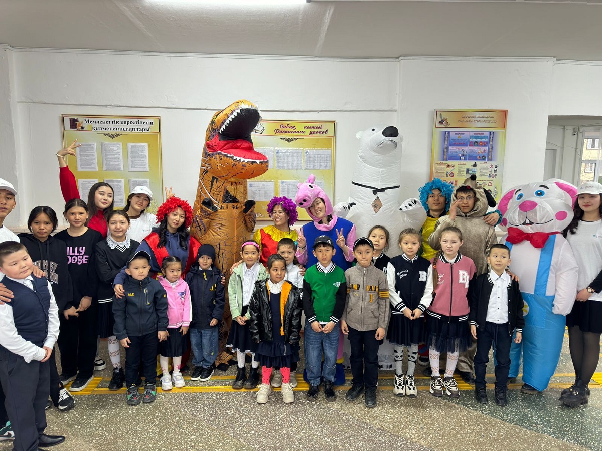 Студенты Altynsarin institute подарили праздник детям, эвакуированным из паводковых сел