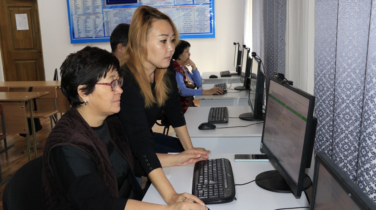 Специалисты Altynsarin institute обучают население цифровой грамотности 