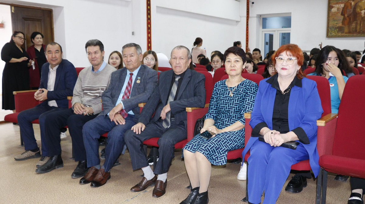 The volunteer movement “Zhurekten Zhurekke” honored veterans of teaching work