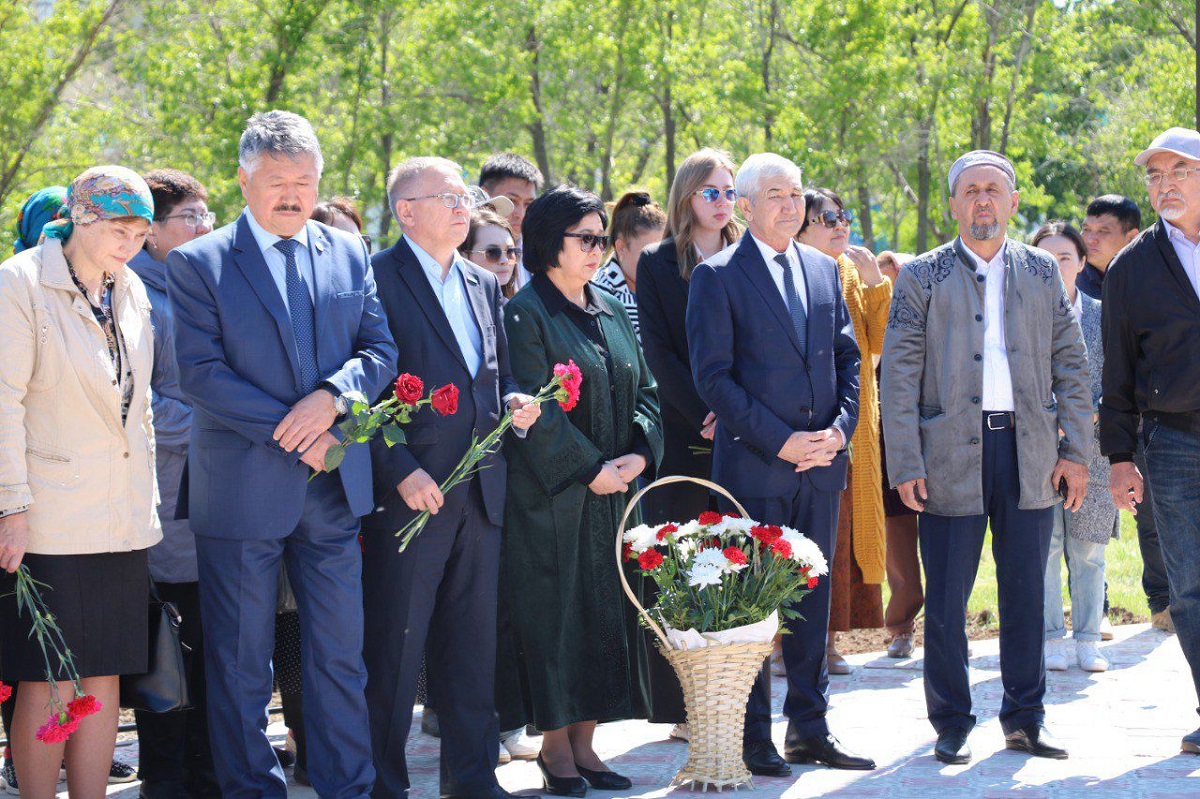 Арқалық қаласында саяси қуғын-сүргін құрбандарына арналған ескерткішке гүл қойылды